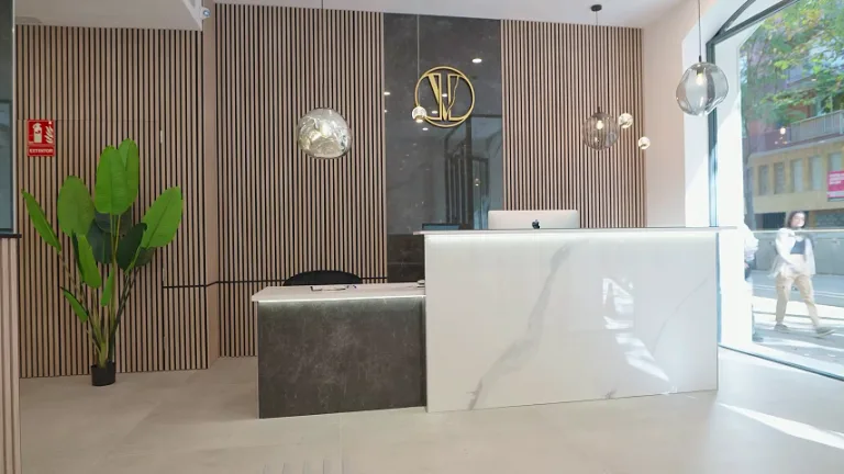Especialista de la clínica durante una consulta en vídeo