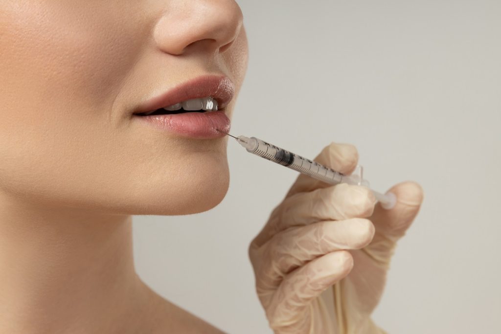 Aplicación de tratamiento estético en labios por especialista